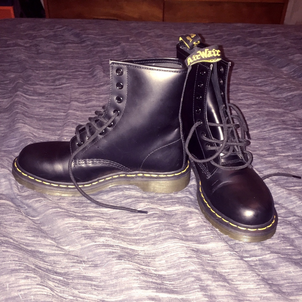 Doc Martens Air Wair Women's 11821LaceUp Boot Sz9